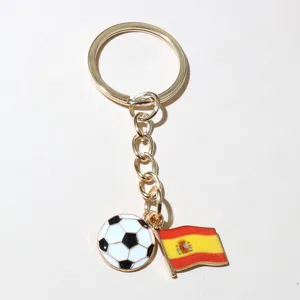 Vue rapprochée détaillée du porte-clés en métal avec ballon de football et drapeau espagnol.