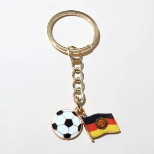 Porte-clés en alliage avec pendentif ballon de football et drapeau design mode.