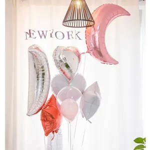 Vue détaillée de divers ballons en aluminium et latex pour anniversaire et décoration de mariage.