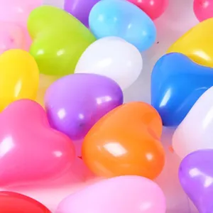 Gros plan de ballons colorés en forme de cœur pour fêtes et décorations de mariage.