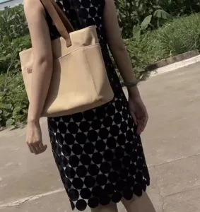 Casual canvas tote bag for women, large capacity shoulder bag for daily use and school commute.