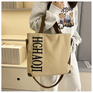 Sac cabas en toile de grande capacité décontracté avec bandoulière et motif lettres stylé.