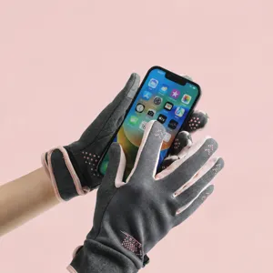 Winter warm touchscreen gloves for men and women, fleece lined anti-slip cycling gloves.
