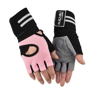 Details of half-finger gym gloves featuring breathable mesh and anti-slip palm support padding.