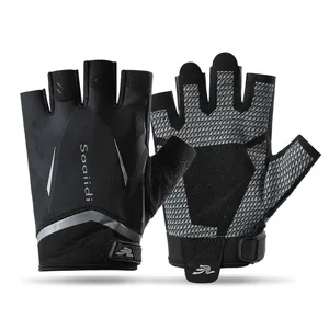 Vue détaillée de gants de fitness demi-doigts avec paume antidérapante et tissu aéré.