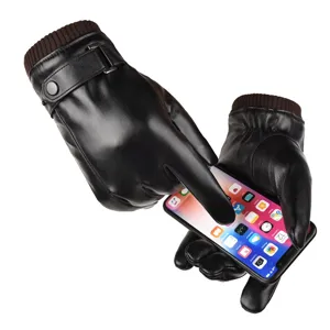 Gros plan détaillé de gants tactiles en cuir pour hommes utilisant un smartphone.