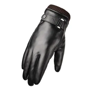 Gros plan détaillé de gants d'hiver pour hommes en cuir PU chaud avec poignet côtelé et boucle.