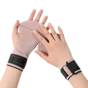 Primer plano de agarres de levantamiento de pesas de cuero rosa, protecciones con velcro.