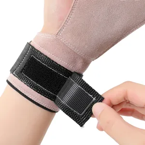 Vista de detalle del protector de palma de fitness con correa de velcro ajustable en la muñeca.