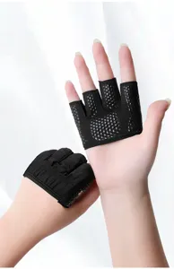Gros plan de gants de fitness sans doigts pour femmes avec points en silicone antidérapants.