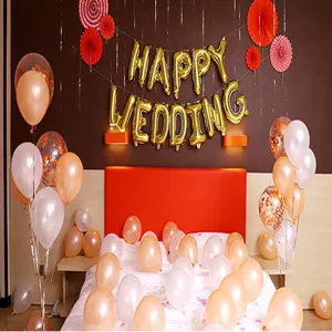 Scene de decoration de ballon de chambre de mariage avec des ballons dores pour fete.