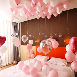 Ensemble de ballons de mariage romantiques avec des ballons roses, blancs et lettres.