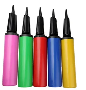 Pompe à ballon manuelle portable en plastique de plusieurs couleurs pour décoration.