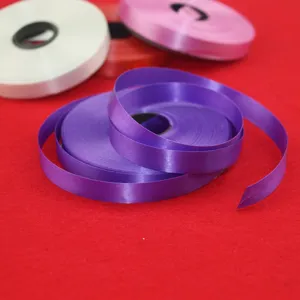 Rouleaux de ruban en satin coloré pour emballage cadeau et décoration de mariage.