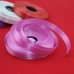 Rouleaux de ruban satiné coloré pour emballage cadeau, décoration de mariage et bricolage.