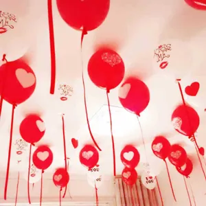 Ballons en latex rouges et blancs avec cœurs pour les détails de décoration de mariage.