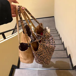 Detailed view of large capacity leopard canvas tote bags, showing interior and exterior design.