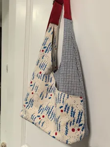 Borsa a tracolla in tela di cotone con stampa di cedro e design patchwork a quadri casual.