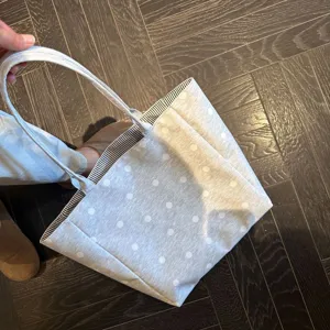 Fashionable large-capacity polka dot shoulder tote bag, casual commuting daily handbag