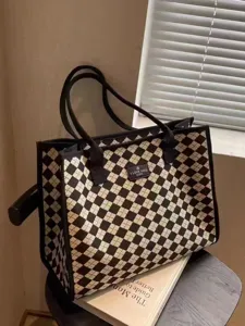Grand sac cabas en toile à carreaux noir et blanc, sac bandoulière élégant pour le quotidien.