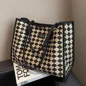 Sac cabas en toile à carreaux noir et blanc détail, grand sac porté épaule décontracté.