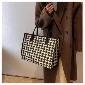 Sac cabas en toile détail, motif à carreaux noir et blanc, grand sac épaule pour usage quotidien.