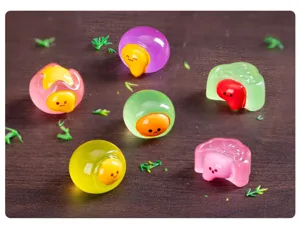 Détail de breloque en résine mignonne montrant une mini pâtisserie colorée et fondante.