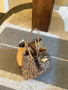 Leopard canvas tote bag for women, large capacity shoulder handbag casual commuter style.
