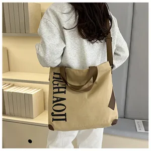 Vue détaillée d'un sac cabas en toile décontracté avec grand imprimé et bandoulière marron.