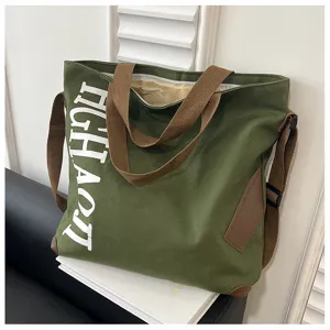 Sac cabas en toile verte décontracté avec anses marron et grand imprimé lettrage, vue de détail.