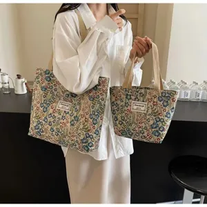 Vue détaillée de sacs cabas en toile florale vintage pour un style de vie quotidien.