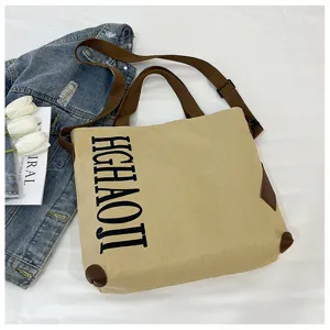 Vue détaillée du sac cabas en toile décontracté avec bretelles marron et imprimé stylé.