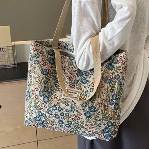 Vue détaillée du sac cabas à fleurs vintage, doté de poignées solides et d'une grande capacité.