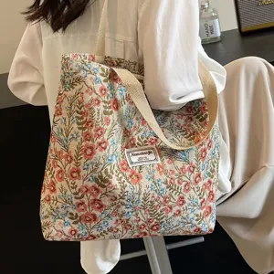 Vue détaillée du sac cabas en toile florale, avec tissu tissé doux et doubles poignées.