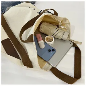 Grand sac cabas en toile, sac a epaule minimaliste et decontracte pour usage quotidien.