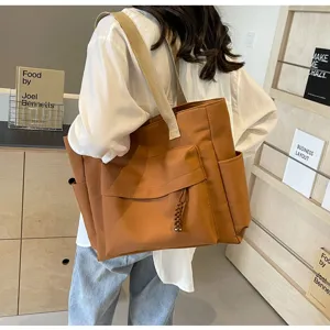 Large capacity brown canvas tote bag, retro shoulder bag and casual commuting handbag.