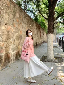Pink canvas tote bag for women, large capacity shoulder bag with letter print for daily commute.