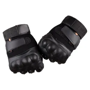 Detailaufnahme von schwarzen taktischen Halbfinger-Handschuhen mit Hartschale und Mesh.