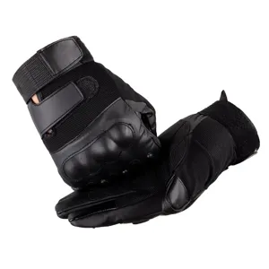 Schwarze taktische Handschuhe Detailaufnahme mit Hartschalenschutz und atmungsaktivem Mesh.