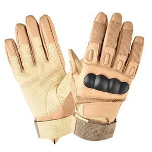 Nahaufnahme von taktischen Fingerhandschuhen mit Hartschalenschutz und atmungsaktivem Mesh.