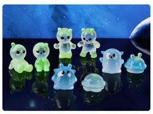 Miniature luminose in resina di alieni e fantasmi per decorazione di micro paesaggio.