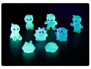 Miniature in resina luminose spiriti degli alberi brillanti e alieni fantasma per decorazioni.