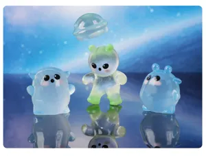 Vista dettagliata di figurine di fantasmi alieni in resina luminosa, perfette per micro paesaggi.