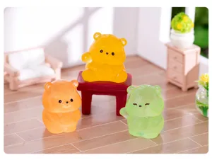 Vue détaillée de charmantes figurines miniatures d'ours en résine dans un décor douillet.