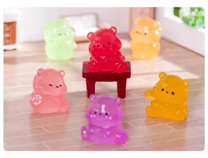 Détail de figurine miniature d'ours en résine bonbon lumineux coloré, ornement artisanal.