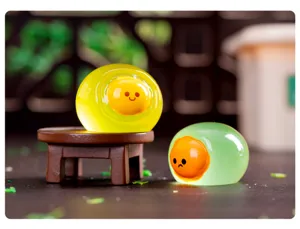 Détail miniature de jouet en résine montrant de mignons petits œufs en gelée sur une table.