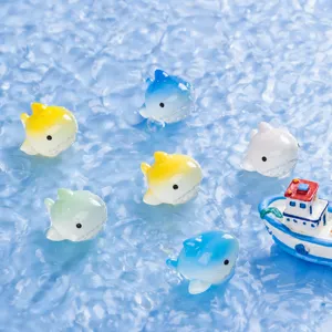 Piccole figure di squalo in resina sfumata luminosa per la decorazione dell'acquario