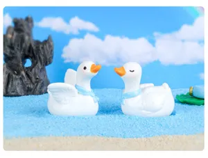 Mini cigno bianco in resina dettaglio, grazioso soprammobile cartoon per decorazione paesaggistica.