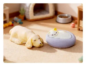 Gros plan détaillé de charmants ornements miniatures en résine de chiot et chat dans un décor.