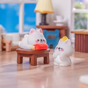 Set de figuras de perros blancos en miniatura para casa de muñecas y micro paisaje.